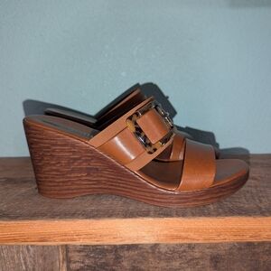Elegant Tan Wedge Sandals with Buckle‎ Detail